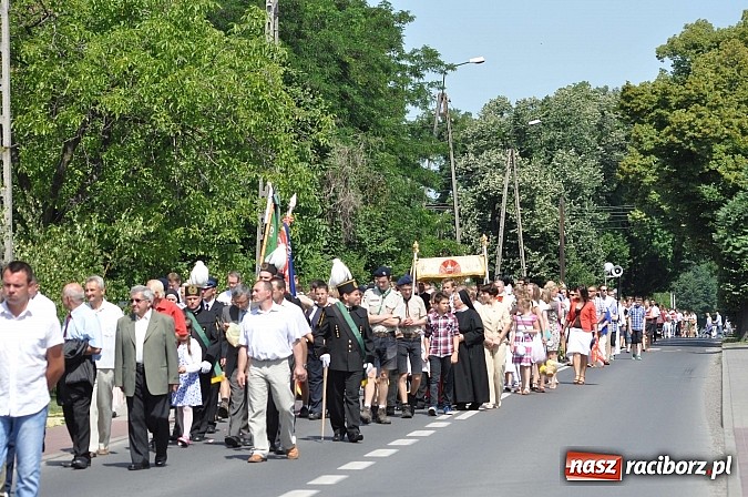Zdjęcie w galerii na portalu naszraciborz.pl: Boże Ciało w Brzeziu nad Odrą - do czterech odnowionych kaplic wiadomości z regionu