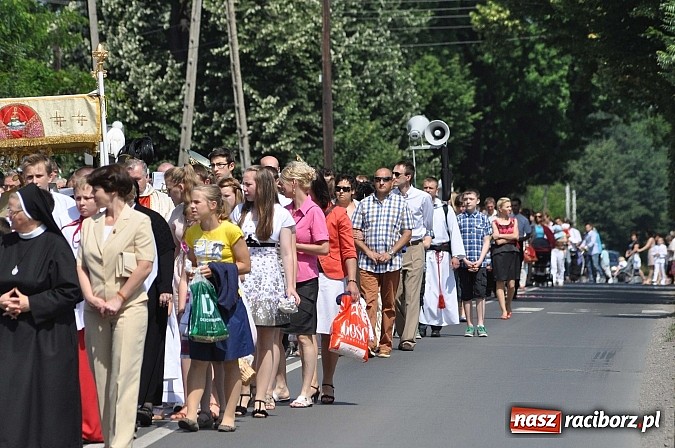 Zdjęcie w galerii na portalu naszraciborz.pl: Boże Ciało w Brzeziu nad Odrą - do czterech odnowionych kaplic wiadomości z regionu