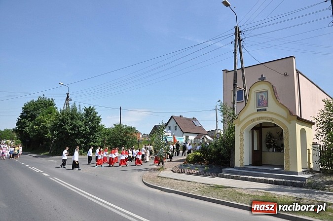 Zdjęcie w galerii na portalu naszraciborz.pl: Boże Ciało w Brzeziu nad Odrą - do czterech odnowionych kaplic wiadomości z regionu