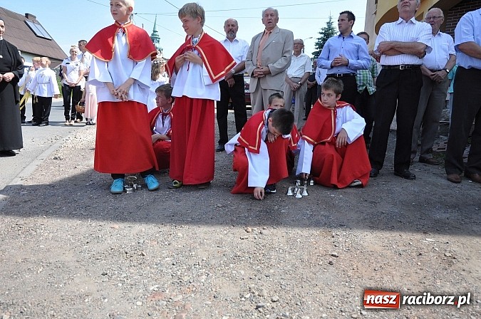 Zdjęcie w galerii na portalu naszraciborz.pl: Boże Ciało w Brzeziu nad Odrą - do czterech odnowionych kaplic wiadomości z regionu