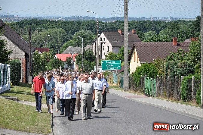 Zdjęcie w galerii na portalu naszraciborz.pl: Boże Ciało w Brzeziu nad Odrą - do czterech odnowionych kaplic wiadomości z regionu
