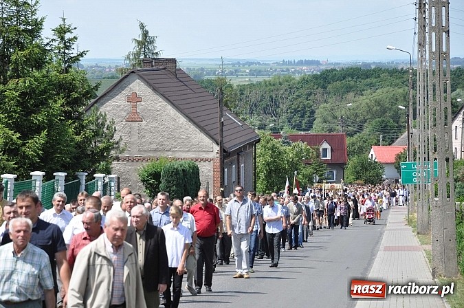 Zdjęcie w galerii na portalu naszraciborz.pl: Boże Ciało w Brzeziu nad Odrą - do czterech odnowionych kaplic wiadomości z regionu