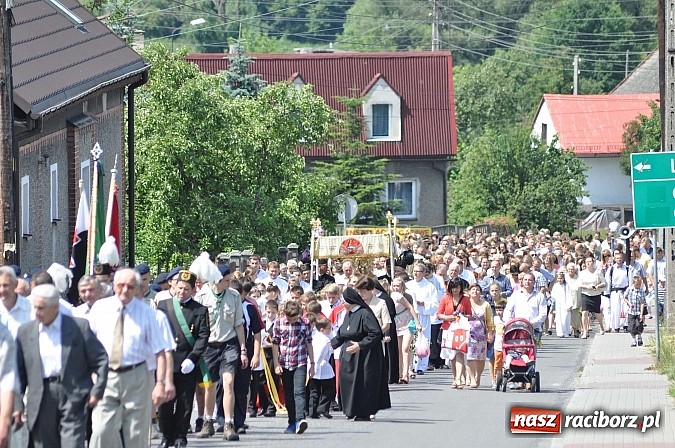 Zdjęcie w galerii na portalu naszraciborz.pl: Boże Ciało w Brzeziu nad Odrą - do czterech odnowionych kaplic wiadomości z regionu