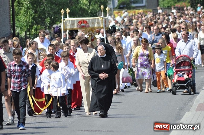 Zdjęcie w galerii na portalu naszraciborz.pl: Boże Ciało w Brzeziu nad Odrą - do czterech odnowionych kaplic wiadomości z regionu