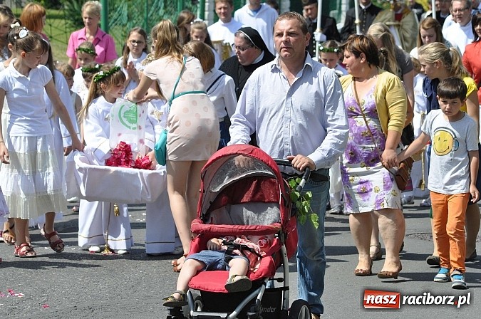 Zdjęcie w galerii na portalu naszraciborz.pl: Boże Ciało w Brzeziu nad Odrą - do czterech odnowionych kaplic wiadomości z regionu