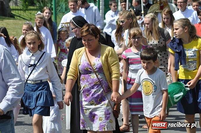 Zdjęcie w galerii na portalu naszraciborz.pl: Boże Ciało w Brzeziu nad Odrą - do czterech odnowionych kaplic wiadomości z regionu