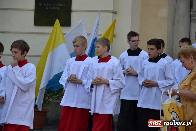 Zdjęcie w galerii na portalu naszraciborz.pl: Zabierzcie Jezusa ze sobą do domu! Procesja Bożego Ciała w Rudach  wiadomości z regionu