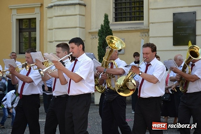 Zdjęcie w galerii na portalu naszraciborz.pl: Zabierzcie Jezusa ze sobą do domu! Procesja Bożego Ciała w Rudach  wiadomości z regionu