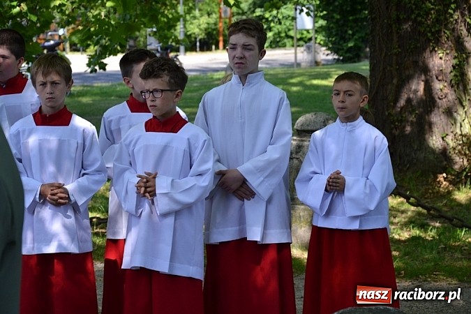 Zdjęcie w galerii na portalu naszraciborz.pl: Zabierzcie Jezusa ze sobą do domu! Procesja Bożego Ciała w Rudach  wiadomości z regionu
