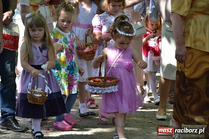 Zdjęcie w galerii na portalu naszraciborz.pl: Zabierzcie Jezusa ze sobą do domu! Procesja Bożego Ciała w Rudach  wiadomości z regionu