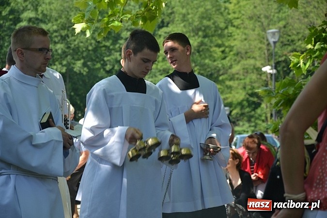 Zdjęcie w galerii na portalu naszraciborz.pl: Zabierzcie Jezusa ze sobą do domu! Procesja Bożego Ciała w Rudach  wiadomości z regionu