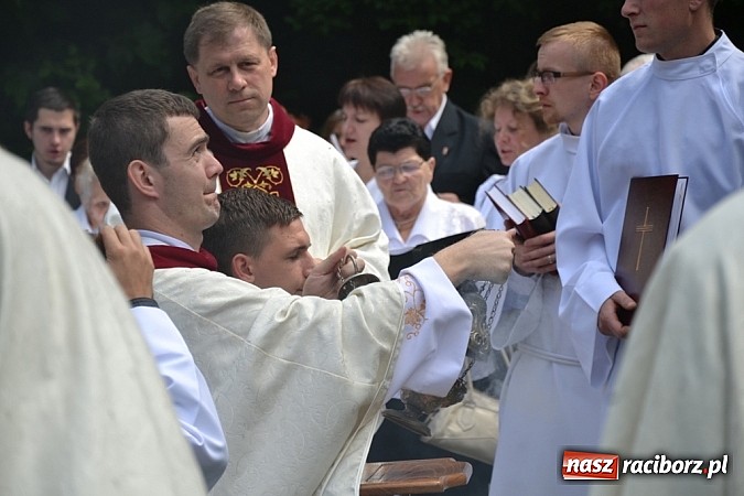 Zdjęcie w galerii na portalu naszraciborz.pl: Zabierzcie Jezusa ze sobą do domu! Procesja Bożego Ciała w Rudach  wiadomości z regionu