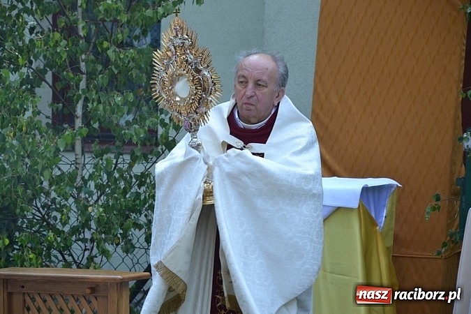 Zdjęcie w galerii na portalu naszraciborz.pl: Zabierzcie Jezusa ze sobą do domu! Procesja Bożego Ciała w Rudach  wiadomości z regionu