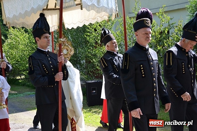 Zdjęcie w galerii na portalu naszraciborz.pl: Zabierzcie Jezusa ze sobą do domu! Procesja Bożego Ciała w Rudach  wiadomości z regionu