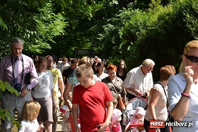 Zdjęcie w galerii na portalu naszraciborz.pl: Zabierzcie Jezusa ze sobą do domu! Procesja Bożego Ciała w Rudach  wiadomości z regionu