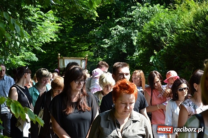Zdjęcie w galerii na portalu naszraciborz.pl: Zabierzcie Jezusa ze sobą do domu! Procesja Bożego Ciała w Rudach  wiadomości z regionu