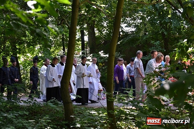 Zdjęcie w galerii na portalu naszraciborz.pl: Zabierzcie Jezusa ze sobą do domu! Procesja Bożego Ciała w Rudach  wiadomości z regionu
