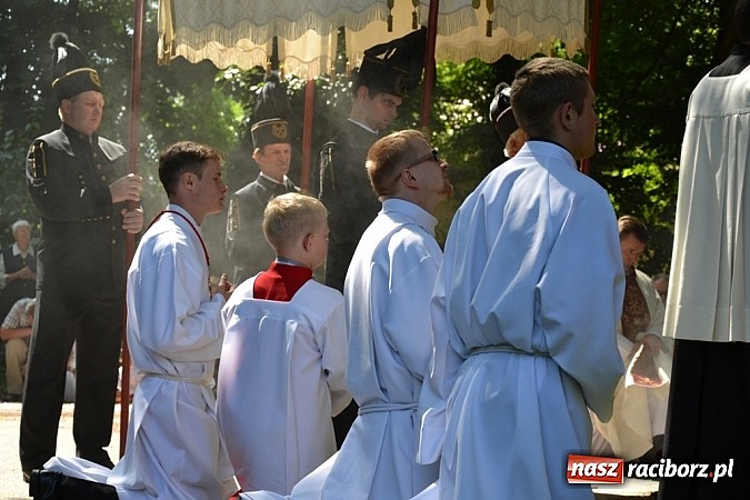 Zdjęcie w galerii na portalu naszraciborz.pl: Zabierzcie Jezusa ze sobą do domu! Procesja Bożego Ciała w Rudach  wiadomości z regionu
