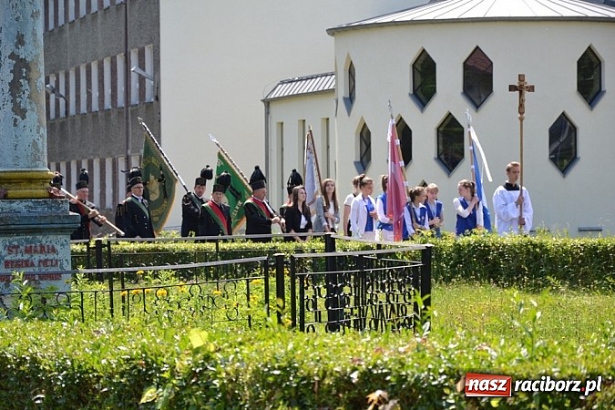 Zdjęcie w galerii na portalu naszraciborz.pl: Zabierzcie Jezusa ze sobą do domu! Procesja Bożego Ciała w Rudach  wiadomości z regionu