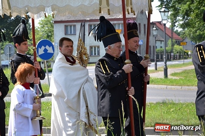 Zdjęcie w galerii na portalu naszraciborz.pl: Zabierzcie Jezusa ze sobą do domu! Procesja Bożego Ciała w Rudach  wiadomości z regionu