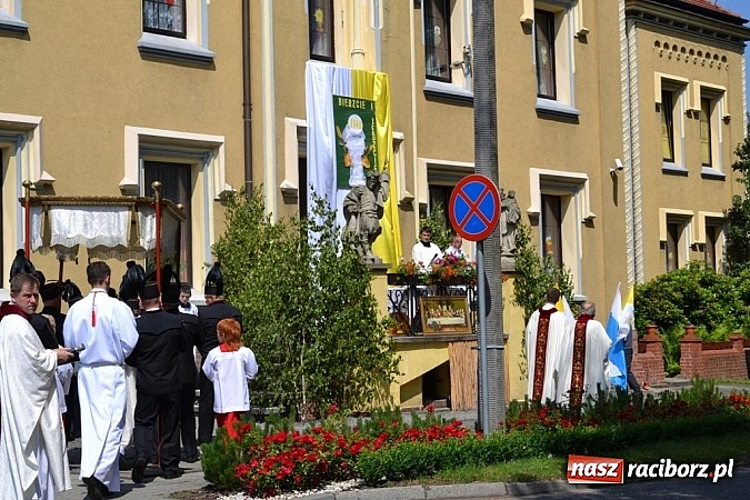 Zdjęcie w galerii na portalu naszraciborz.pl: Zabierzcie Jezusa ze sobą do domu! Procesja Bożego Ciała w Rudach  wiadomości z regionu