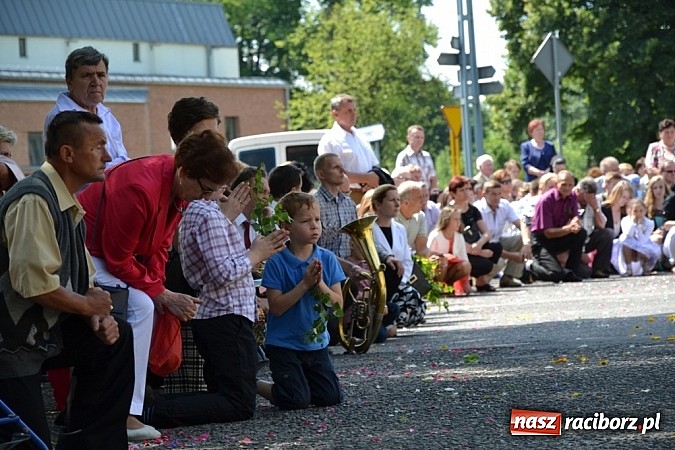 Zdjęcie w galerii na portalu naszraciborz.pl: Zabierzcie Jezusa ze sobą do domu! Procesja Bożego Ciała w Rudach  wiadomości z regionu
