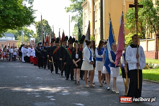 Zdjęcie w galerii na portalu naszraciborz.pl: Zabierzcie Jezusa ze sobą do domu! Procesja Bożego Ciała w Rudach  wiadomości z regionu