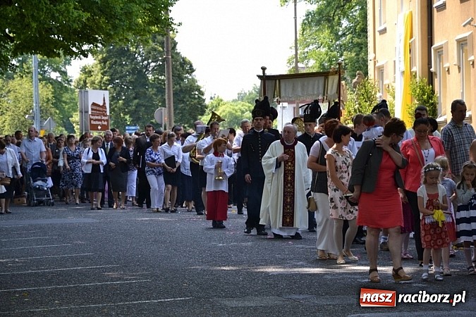 Zdjęcie w galerii na portalu naszraciborz.pl: Zabierzcie Jezusa ze sobą do domu! Procesja Bożego Ciała w Rudach  wiadomości z regionu