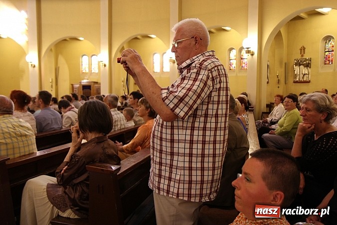 Zdjęcie w galerii na portalu naszraciborz.pl: Piosenki Piotra Rubika zabrzmiały dziś w kościele Najświętszego Serca Pana Jezusa wiadomości z regionu