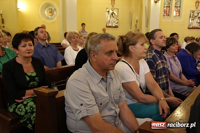Zdjęcie w galerii na portalu naszraciborz.pl: Piosenki Piotra Rubika zabrzmiały dziś w kościele Najświętszego Serca Pana Jezusa wiadomości z regionu