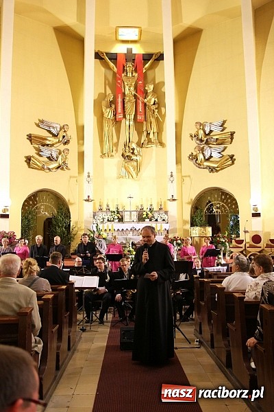 Zdjęcie w galerii na portalu naszraciborz.pl: Piosenki Piotra Rubika zabrzmiały dziś w kościele Najświętszego Serca Pana Jezusa wiadomości z regionu