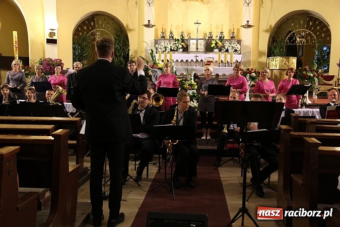 Zdjęcie w galerii na portalu naszraciborz.pl: Piosenki Piotra Rubika zabrzmiały dziś w kościele Najświętszego Serca Pana Jezusa wiadomości z regionu