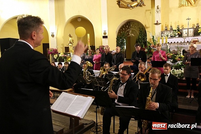 Zdjęcie w galerii na portalu naszraciborz.pl: Piosenki Piotra Rubika zabrzmiały dziś w kościele Najświętszego Serca Pana Jezusa wiadomości z regionu