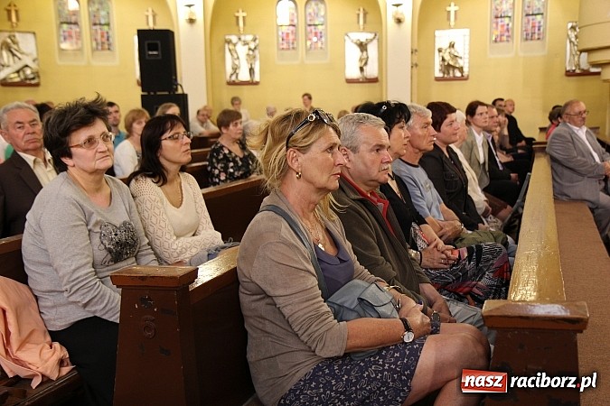 Zdjęcie w galerii na portalu naszraciborz.pl: Piosenki Piotra Rubika zabrzmiały dziś w kościele Najświętszego Serca Pana Jezusa wiadomości z regionu