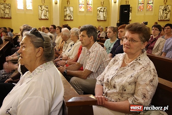 Zdjęcie w galerii na portalu naszraciborz.pl: Piosenki Piotra Rubika zabrzmiały dziś w kościele Najświętszego Serca Pana Jezusa wiadomości z regionu