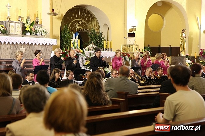 Zdjęcie w galerii na portalu naszraciborz.pl: Piosenki Piotra Rubika zabrzmiały dziś w kościele Najświętszego Serca Pana Jezusa wiadomości z regionu