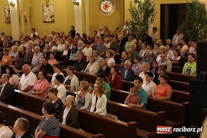Zdjęcie w galerii na portalu naszraciborz.pl: Piosenki Piotra Rubika zabrzmiały dziś w kościele Najświętszego Serca Pana Jezusa wiadomości z regionu