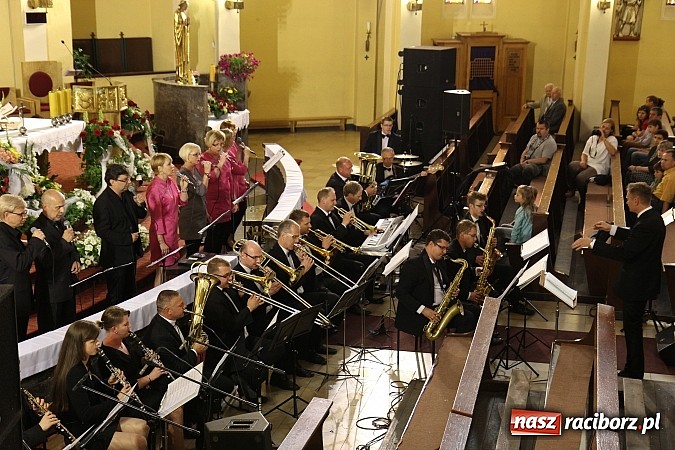 Zdjęcie w galerii na portalu naszraciborz.pl: Piosenki Piotra Rubika zabrzmiały dziś w kościele Najświętszego Serca Pana Jezusa wiadomości z regionu