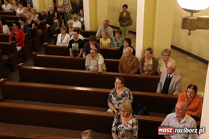 Zdjęcie w galerii na portalu naszraciborz.pl: Piosenki Piotra Rubika zabrzmiały dziś w kościele Najświętszego Serca Pana Jezusa wiadomości z regionu