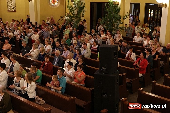 Zdjęcie w galerii na portalu naszraciborz.pl: Piosenki Piotra Rubika zabrzmiały dziś w kościele Najświętszego Serca Pana Jezusa wiadomości z regionu