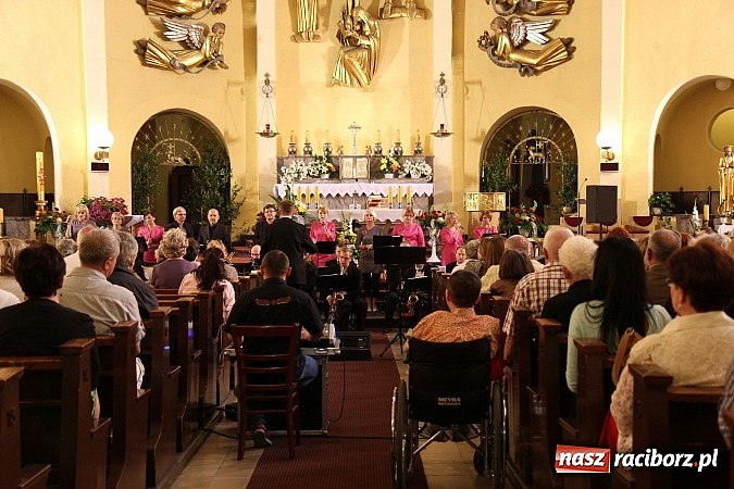 Zdjęcie w galerii na portalu naszraciborz.pl: Piosenki Piotra Rubika zabrzmiały dziś w kościele Najświętszego Serca Pana Jezusa wiadomości z regionu