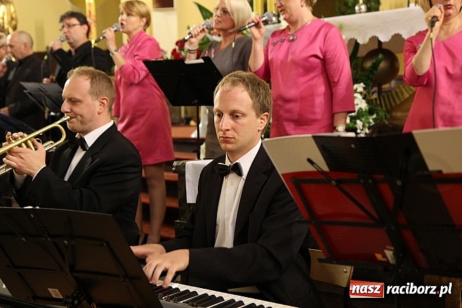 Zdjęcie w galerii na portalu naszraciborz.pl: Piosenki Piotra Rubika zabrzmiały dziś w kościele Najświętszego Serca Pana Jezusa wiadomości z regionu