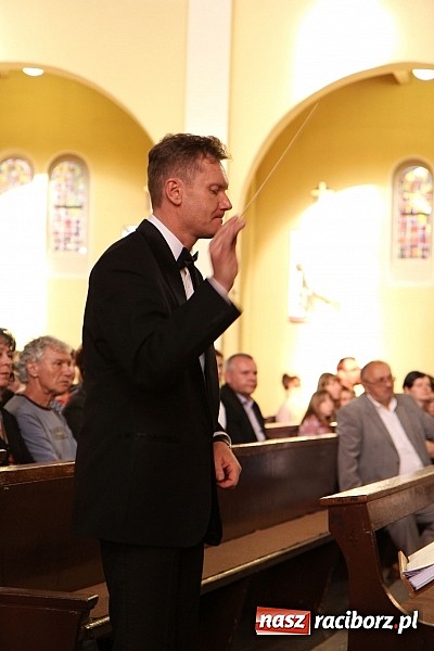 Zdjęcie w galerii na portalu naszraciborz.pl: Piosenki Piotra Rubika zabrzmiały dziś w kościele Najświętszego Serca Pana Jezusa wiadomości z regionu