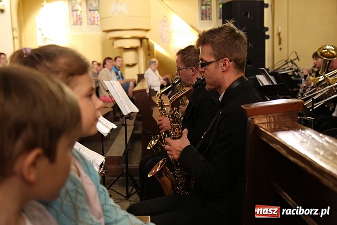 Zdjęcie w galerii na portalu naszraciborz.pl: Piosenki Piotra Rubika zabrzmiały dziś w kościele Najświętszego Serca Pana Jezusa wiadomości z regionu