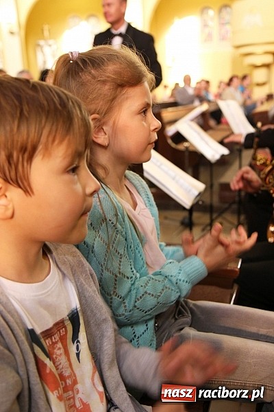 Zdjęcie w galerii na portalu naszraciborz.pl: Piosenki Piotra Rubika zabrzmiały dziś w kościele Najświętszego Serca Pana Jezusa wiadomości z regionu
