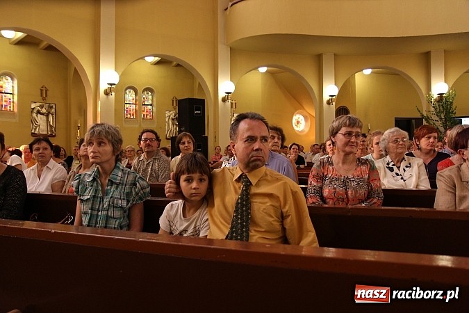 Zdjęcie w galerii na portalu naszraciborz.pl: Piosenki Piotra Rubika zabrzmiały dziś w kościele Najświętszego Serca Pana Jezusa wiadomości z regionu