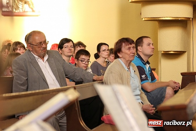 Zdjęcie w galerii na portalu naszraciborz.pl: Piosenki Piotra Rubika zabrzmiały dziś w kościele Najświętszego Serca Pana Jezusa wiadomości z regionu