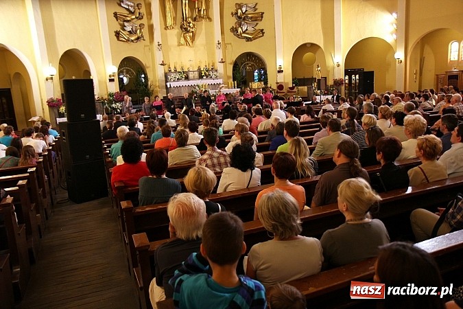 Zdjęcie w galerii na portalu naszraciborz.pl: Piosenki Piotra Rubika zabrzmiały dziś w kościele Najświętszego Serca Pana Jezusa wiadomości z regionu