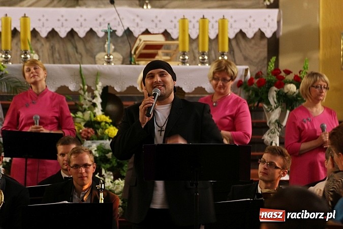 Zdjęcie w galerii na portalu naszraciborz.pl: Piosenki Piotra Rubika zabrzmiały dziś w kościele Najświętszego Serca Pana Jezusa wiadomości z regionu