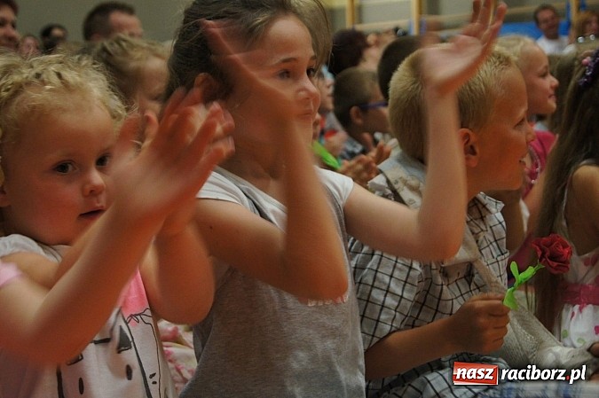 Zdjęcie w galerii na portalu naszraciborz.pl: Rodzice w niespodziankowym przedstawieniu dla dzieci w G&oacute;rkach Śląskich wiadomości z regionu